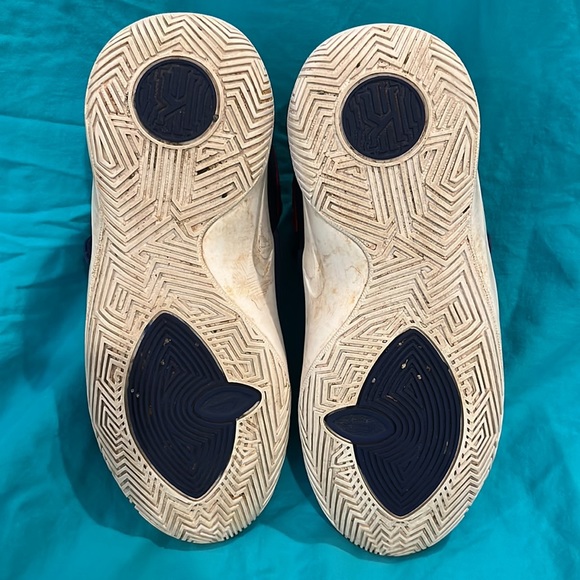 Nike Kyries size 5.5 Big Kids, EUC. - Picture 4 of 5